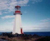 General view of Cape Bauld Light Tower, showing the octagonal aluminum-and-glass lantern, with its gently sloping roof and finial, 2005.; Fisheries and Oceans Canada/ Pêches et Océans Canada, 2005.