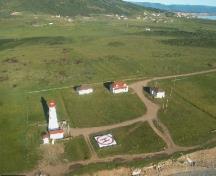 Vue aérienne du phare du cap Anguille, qui montre sa présence physique et sa fonction à l’intérieur même de la station de phare, 2000.; Department of Fisheries and Oceans / Ministères des Pêches et Océans, 2000.