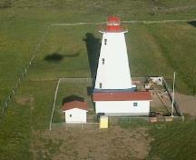 Vue générale du phare du cap Anguille, qui montre la forme octogonale effilée de la tour, qui consiste en un long fût en béton surmonté d’une petite lanterne, 2000.; Department of Fisheries and Oceans / Ministères des Pêches et Océans, 2000.