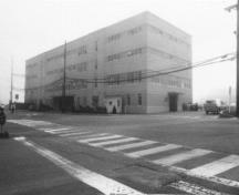 Edifice fédéral du patrimoine reconnu du Dépôt de réception des vêtements, bâtiment 211; (Ian Doull, AHB, Parks Canada/Parc Canada, 1989.)