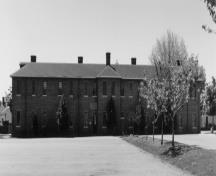 Édifice fédéral du patrimoine reconnu Caserne d'artillerie, bâtiment 1075; (Ian Doull, AHB, Parks, 1989.)