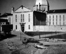 Façade du bloc cellulaire principal, qui montre les élégantes façades de pierre calcaire posée en appareillage régulier et l’agencement régulier des fenêtres.; Parks Canada Agency / Agence Parcs Canada.
