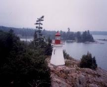 Vue de la façade générale du phare, qui montre la disposition symétrique des portes et des fenêtres et leurs architraves à moulures.; Canadian Coast Guard / Garde côtière canadienne.