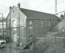 Photo prise de l'extérieur; (Department of National Defence, 1985.)