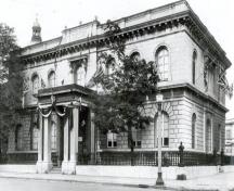 Vue en angle montrant la façade avec l'entrée principale du Bureau de douane, 1927.; Library and Archives Canada/ Bibliothèque et Archives Canada, PA-57417, 1927.