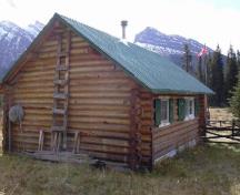 View of the exterior of Brazeau Warden Cabin, showing the use of natural and rustic finishes including horizontally laid peeled log walls, 2005.; Parks Canada Agency / Agence Parcs Canada, 2005.