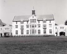 Vue générale du pavillon Yeo, 1990.; Department of National Defence / Ministère de la Défense nationale, KNB-89-355-8, N0.027, 1990.