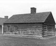Corner view of the Officers' Kitchen, showing the rear façade, 1989.; Agence Parcs Canada, Bureau régional de l'Ontario / Parks Canada Agency, Ontario Regional Office, 1989.