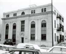 Vue en angle de l'Édifice de Revenu Canada, 1989.; Publics Works and Government Services Canada/Travaux publics et Services gouvernementaux Canada, 1989.