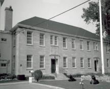 Vue générale de l'édifice Ross, 1989.; Agence Parcs Canada / Parks Canada Agency, J. Adell, 1989.