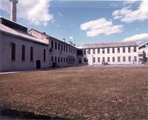 Vue de l’atelier sud, qui montre une partie du plan symétrique en croix grecque, 1989.; Travaux publics Canada / Public Works Canada, 1989.