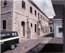 Vue de l’atelier sud, qui montre la construction en maçonnerie, 1989.; Travaux publics Canada / Public Works Canada, 1989.