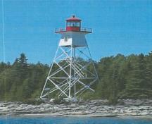 Vue générale du phare d’alignement postérieur, qui montre l’utilisation de couleurs contrastantes blanche et rouge et d’une marque de jour, qui permettent de mieux voir la structure le jour.; Fisheries and Oceans Canada / Pêches et Océans Canada.