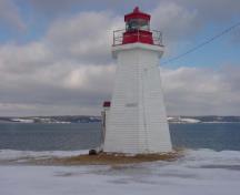 Vue générale du phare de Gabarus, 2004.; Department of Fisheries and Oceans / ministère des Pêches et des Océans, 2004.