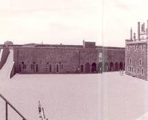 Photo prise de l'extérieur; (Rhona Goodspeed, HSB, 1995.)