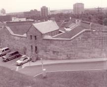 Vue de l'entrée du Corps de garde du ravin ouest, 1995.; Parks Canada Agency/Agence Parcs Canada, Rhona Goodspeed, 1995.