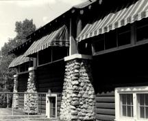 View of the front verandah at the Golf Clubhouse (B7), 1984.; Agence Parcs Canada / Parks Canada Agency, 1984.