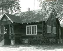 General view of the Whirlpool Wardens' Residence, showing its projecting front porch to the left, 1984.; Agence Parcs Canada / Parks Canada Agency, 1984.