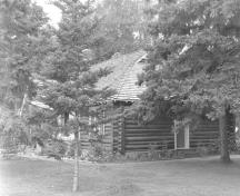 Corner view of the Warden's Headquarters, 1984.; Agence Parcs Canada / Parks Canada Agency, 1984.