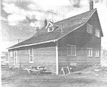 General view of the Bunkhouse and Cookhouse, showing the south and east façades, 1992.; Department of Public Works / Ministère des Travaux publics, (A & E Services--CPS, WRO), 1992.
