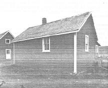 General view of the Harness Shop, showing the north and west façades, 1992.; Department of Public Works, AES, PC, WRO / Ministère des Travaux publics, SAG, PC, BRO, 1992.