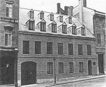 The Bonsecours Street elevation of Papineau House, showing its overall design, volume and cladding, which harmonize with the adjacent buildings on the streetscape, 1990.; Parks Canada Agency/Agence Parcs Canada, 1990.