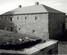 View of the exterior of the Guardhouse, showing the regular arrangement of windows.; Parks Canada Agency / Agence Parcs Canada.