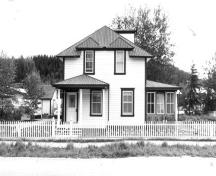 Vue de l'entrée principale (ouest) du résidence Black, 1901.; Agence Parcs Canada/Parks Canada Agency, 1987.