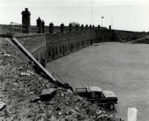Vue des casemates, qui montre sa façade avec son alternance de portes et de fenêtres, agencées en fonction des besoins du programme.; Agence Parcs Canada / Parks Canada Agency.