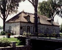 Vue de l’entrepôt de la Baie d’Hudson, qui montre sa volumétrie simple et son plan rectangulaire.; Agence Parcs Canada / Parks Canada Agency.