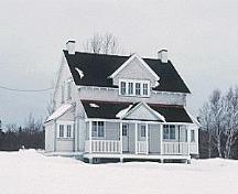 Vue générale du bâtiment 84, qui montre la volumétrie sur un étage et demi avec un toit à deux versants, vers 2004.; Parks Canada Agency / Agence Parcs Canada, circa / vers 2004.