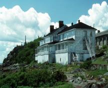 Vue de la façade générale du bâtiment 22, qui montre la longue véranda, qui court sur toute la longueur du bâtiment, vers 2004.; Parks Canada Agency / Agence Parcs Canada, circa/vers 2004.