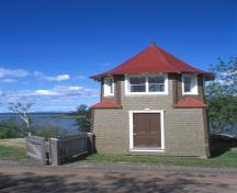 Vue générale du bâtiment 35, qui montre le volume sur deux niveaux, à empreinte carrée et au toit polygonal, vers 2004.; Parks Canada Agency / Agence Parcs Canada, circa / vers 2004.