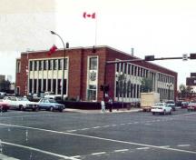 Photo prise de l'extérieur; (PWC, 1992.)
