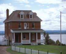 Vue du bâtiment 67, qui montre la volumétrie cubique sur deux étages et demi et le toit en croupe brisé, vers 2004.; Agence Parcs Canada / Parks Canada Agency, circa / vers 2004.