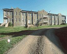 Vue de la façade générale du bâtiment 19, qui montre les escaliers extérieurs en métal, vers 2004.; Parks Canada Agency / Agence Parcs Canada, circa/vers 2004.