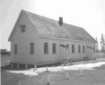 Corner view of the Barracks No. 5, showing the gable roof covered in wood shingles, 1989.; Agence Parcs Canada / Parks Canada Agency, 1989.