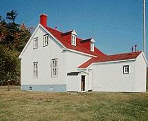 Vue arrière du bâtiment 71, qui montre la rallonge, le vestibule et le tambour, vers 2004.; Parks Canada Agency / Agence Parcs Canada, circa / vers 2004.