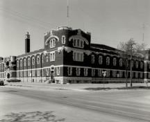 Coin sud-est du manège militaire Minto, 1990.; Department of National Defence / Ministère de la Défense nationale, 1990.