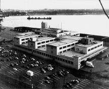 Vue de la gare maritime Champlain, qui montre le groupement et la volumétrie qui, ensemble, forment un assemblage de boîtes juxtaposées ou posées les unes sur les autres et dont la hauteur varie, 1998.; Patri-Arch, 1998.