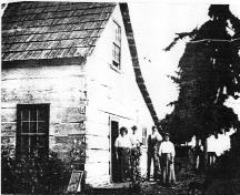 Historical photograph of Kinkade family and house showing original leanto section, roof and window details, pre-1913.; Marshall-Stevenson Wildlife Area, avant 1913 / pre-1913.
