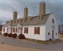 Vue générale du logis d’officiers, montrant la structure rectangulaire d’un étage et demi à toit en mansarde et dont le plan est régularisé, 1982.; (Canadian Parks Service, Atlantic Regional Office / Service canadien des parcs, Bureau régional de l'Atlantique, 1982.)