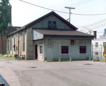Vue en angle de l'atelier d'usinage, qui montre l’emploi de matériaux durables, comme l’acier et le béton, 1990.; Agence Parcs Canada / Parks Canada Agency, 1990.