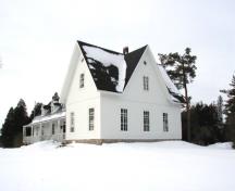 Vue générale de la maison de Sir John Johnson montrant les fenêtres à guillotine à carreaux multiples disposées régulièrement.; Parks Canada Agency / Agence Parcs Canada, 2003.