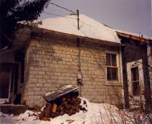 General view of the right façade of the Defensible Lockmaster’s House, 1987.; Parks Canada Agency / Agence Parcs Canada, 1987.