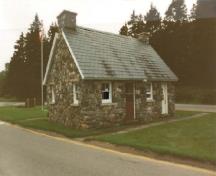 Vue du bureau de renseignements, qui se trouve à l'entrée Ingonish du parc national du Canada des Hautes-Terres-du-Cap-Breton, 1988.; Agence Parcs Canada / Parks Canada Agency, 1988.