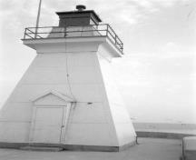 Photo prise de l'extérieur; M. Armstrong Reynolds, AHB, 1989.