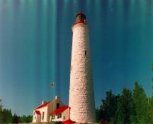 General view of the Tower, showing its whitewash finish, 1990.; Canadian Coast Guard / Garde côtière canadienne, 1990.