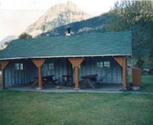 Vue générale de l'abri-cuisine 1, qui montre le volume bas et simple de ce bâtiment d’un étage, 1990.; Parks Canada Agency / Agence Parcs Canada, 1990.