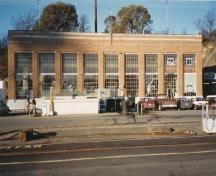 Vue de la façade latérale de la station de pompage, qui montre les grandes fenêtres verticales en acier composées de petits carreaux, 1991.; Department of Public Works / Ministère des Travaux publics, 1991.